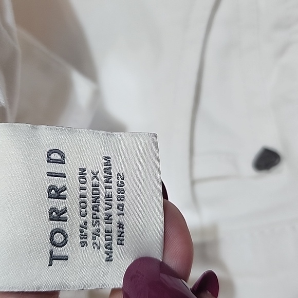 Torrid Cuffed White Denim Shorts Non Distressed Size 12 - Picture 7 of 8